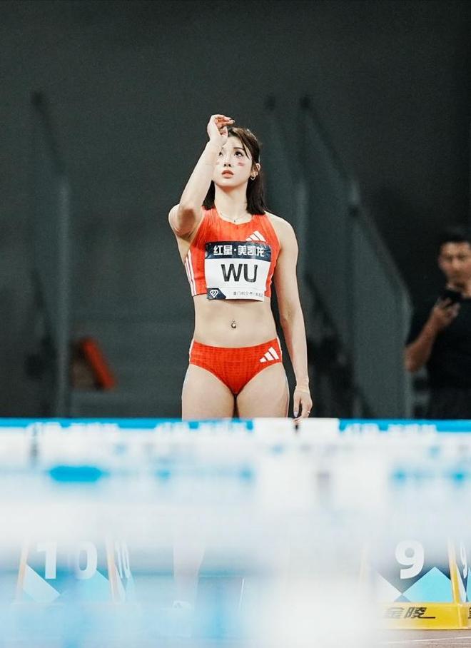 红色运动衣秀流畅肌肉线条确实很有料瓦力棋牌吴艳妮这身材谁顶得住！穿(图1)
