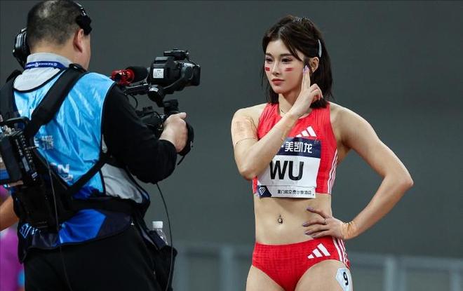 红色运动衣秀流畅肌肉线条确实很有料瓦力棋牌吴艳妮这身材谁顶得住！穿(图6)