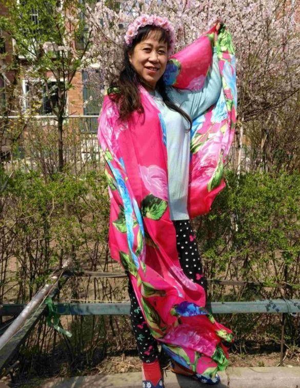 打扮：衣服不选艳色、少戴金饰更显年轻瓦力游戏app这才是中老年女人该有的(图3)