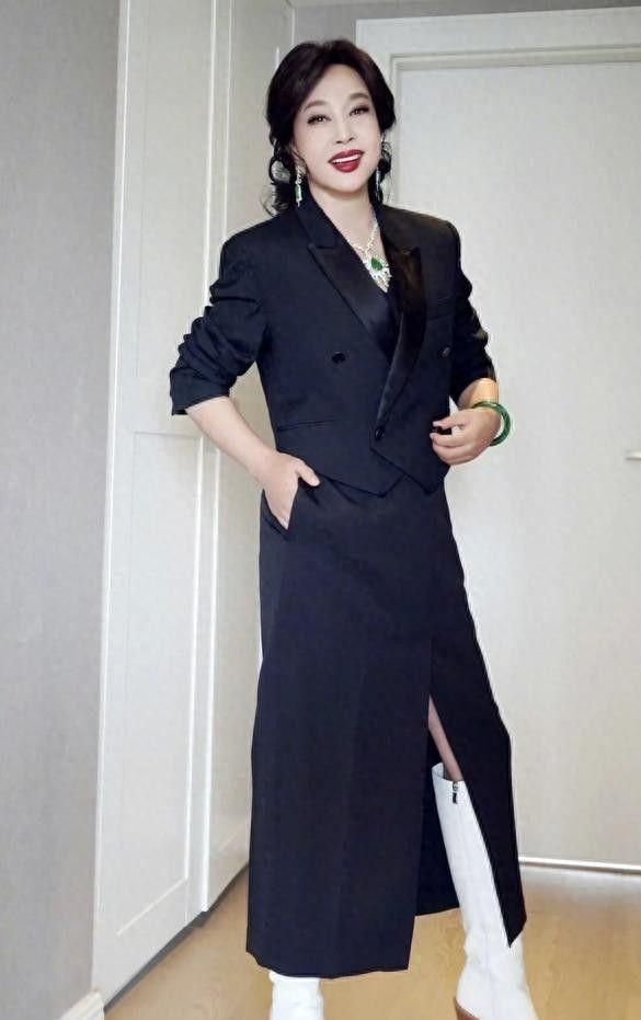 打扮：衣服不选艳色、少戴金饰更显年轻瓦力游戏app这才是中老年女人该有的(图5)