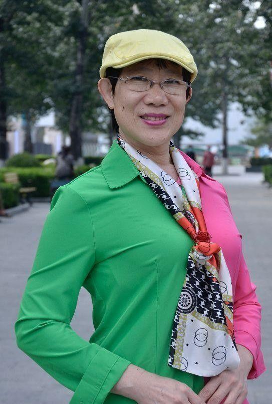 打扮：衣服不选艳色、少戴金饰更显年轻瓦力游戏app这才是中老年女人该有的(图7)