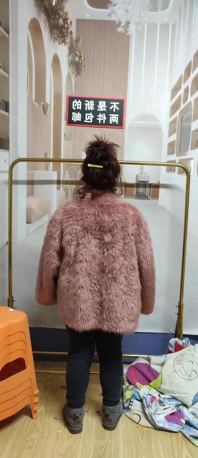 打扮：衣服不选艳色、少戴金饰更显年轻瓦力游戏app这才是中老年女人该有的(图6)