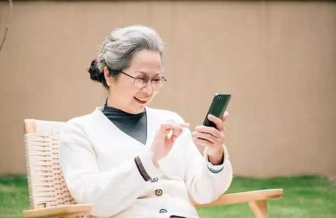 打扮：衣服不选艳色、少戴金饰更显年轻瓦力游戏app这才是中老年女人该有的(图11)