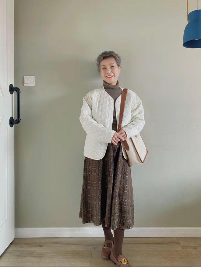 打扮：衣服不选艳色、少戴金饰更显年轻瓦力游戏app这才是中老年女人该有的(图14)