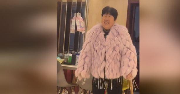 打扮：衣服不选艳色、少戴金饰更显年轻瓦力游戏app这才是中老年女人该有的(图19)