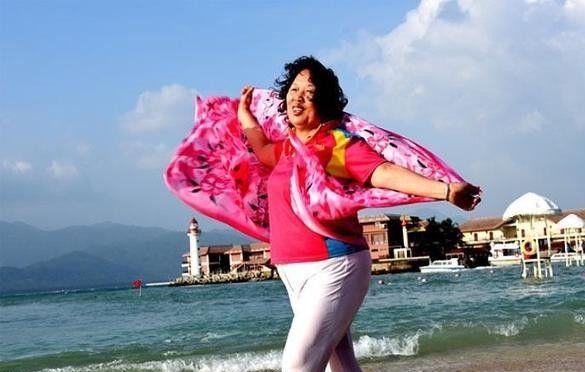 打扮：衣服不选艳色、少戴金饰更显年轻瓦力游戏app这才是中老年女人该有的(图29)