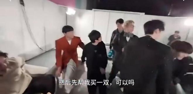 首次线下硬碰AJ被戏耍姿态只能尬笑瓦力游戏试玩LPL大B和大姿庄园