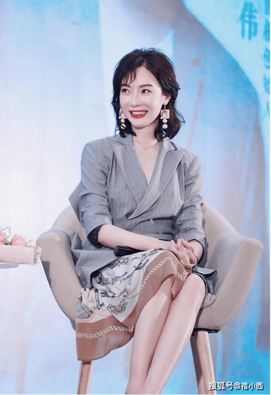 裤+T恤学“陈数”的穿搭优雅又高级瓦力娱乐棋牌女人过了40岁少穿牛仔
