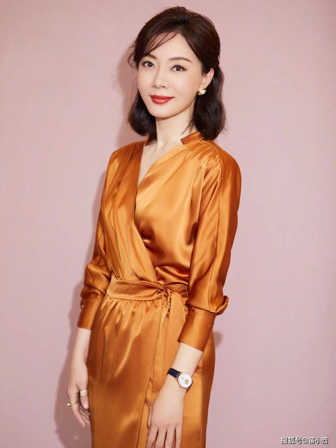 裤+T恤学“陈数”的穿搭优雅又高级瓦力娱乐棋牌女人过了40岁少穿牛仔(图2)