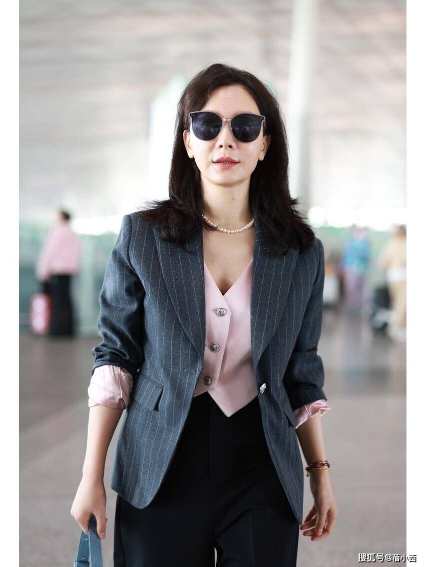 裤+T恤学“陈数”的穿搭优雅又高级瓦力娱乐棋牌女人过了40岁少穿牛仔(图3)