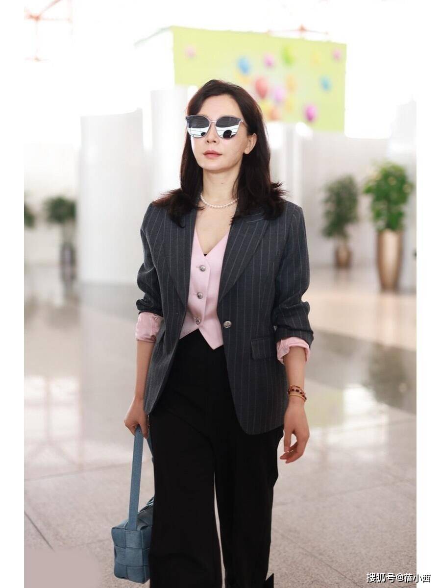 裤+T恤学“陈数”的穿搭优雅又高级瓦力娱乐棋牌女人过了40岁少穿牛仔(图12)