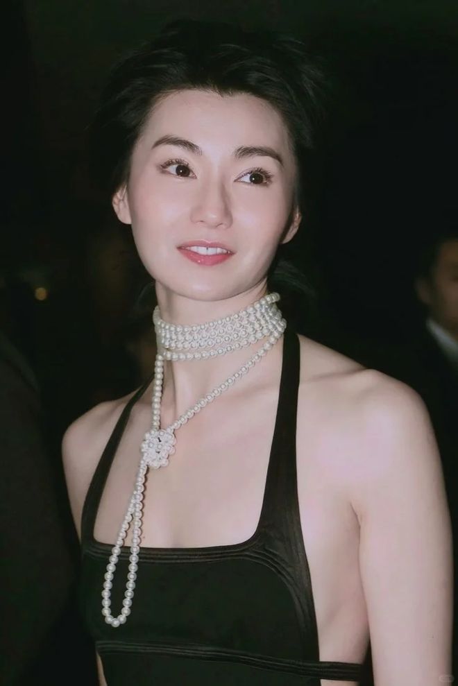 火的珍珠单品照着搭好看又气质瓦力棋牌试玩被张曼玉、倪妮带(图5)