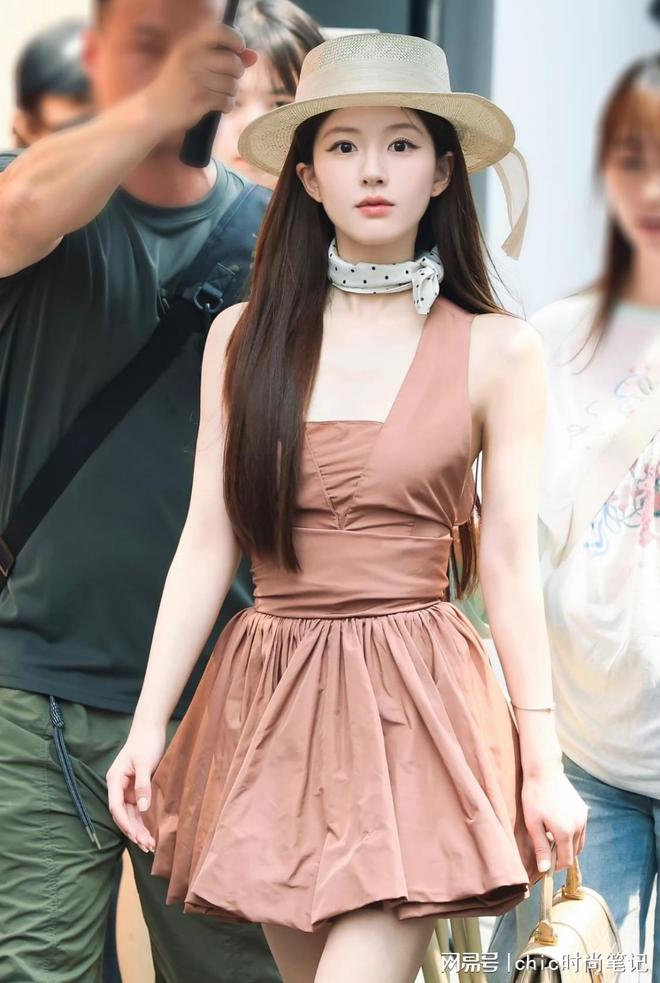 送或休闲或温柔每一套都超时尚瓦力棋牌许妍的花样衣橱大放(图5)