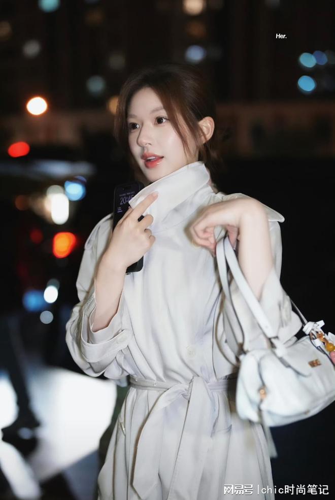 送或休闲或温柔每一套都超时尚瓦力棋牌许妍的花样衣橱大放(图9)