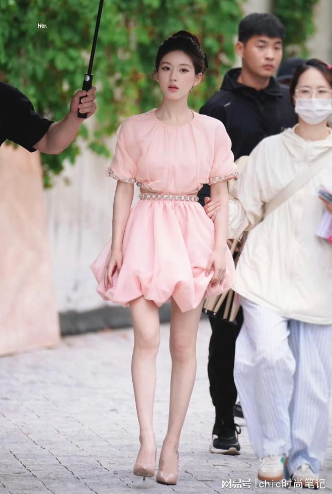 送或休闲或温柔每一套都超时尚瓦力棋牌许妍的花样衣橱大放(图8)
