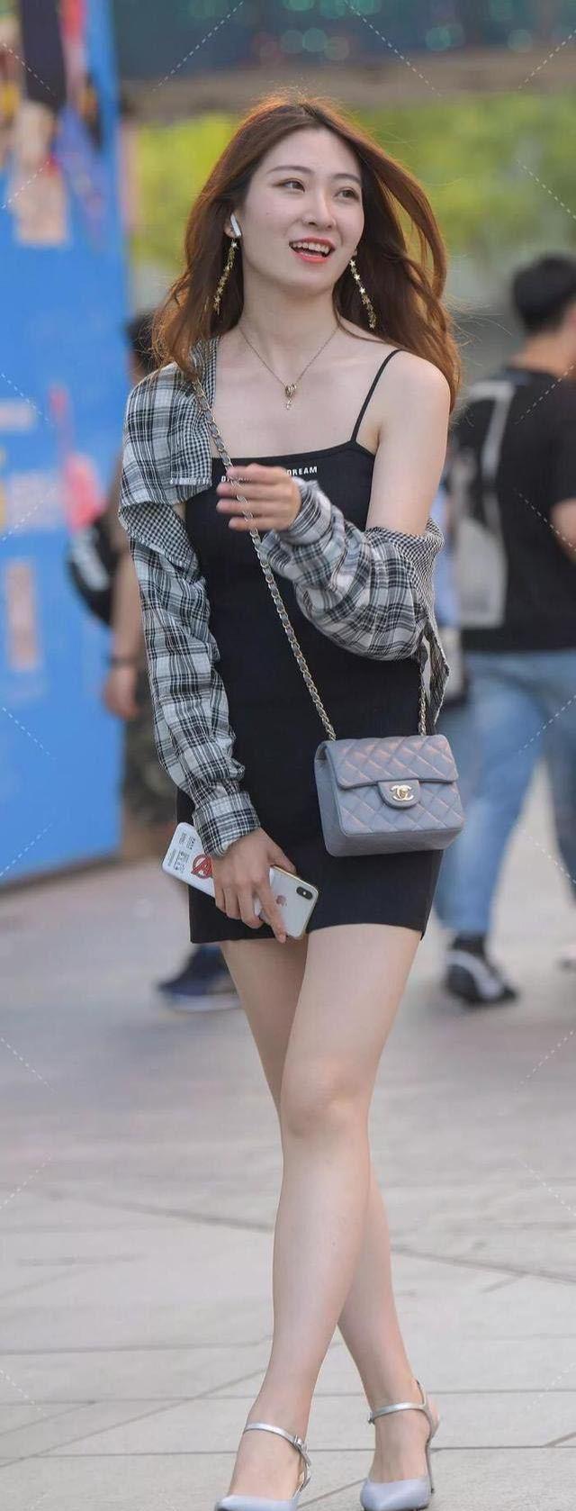 带裙搭撞色衬衫职场日常都适配的穿搭瓦力游戏app基础款也能显贵黑色吊(图2)