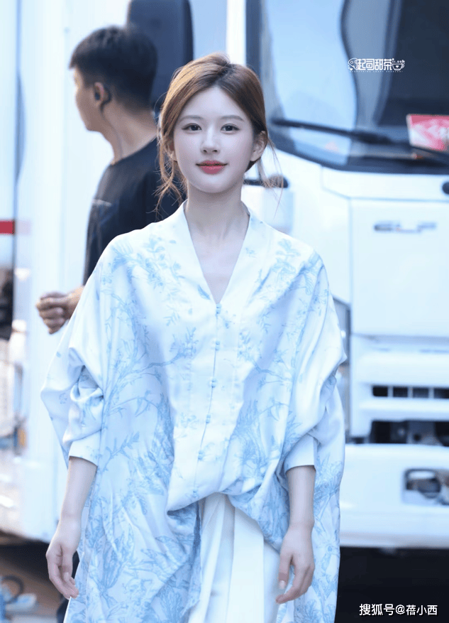 戴对称才好看果然时尚的尽头是国风瓦力棋牌游戏赵露思穿新中式耳环不(图3)