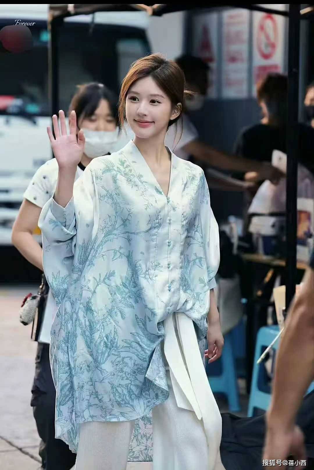 戴对称才好看果然时尚的尽头是国风瓦力棋牌游戏赵露思穿新中式耳环不(图5)