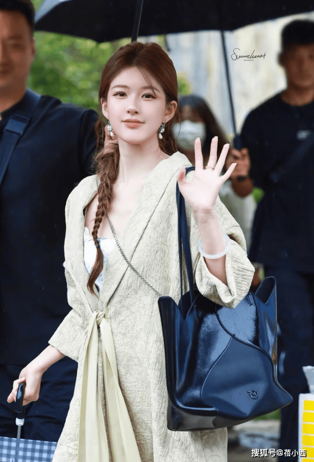 戴对称才好看果然时尚的尽头是国风瓦力棋牌游戏赵露思穿新中式耳环不(图6)